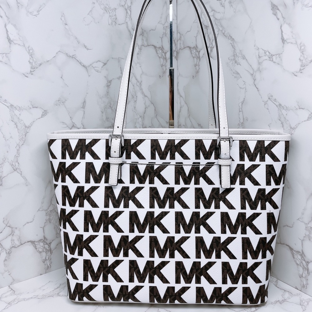 Michael Kors Medium Carryall Tote - Picture 4 of 11